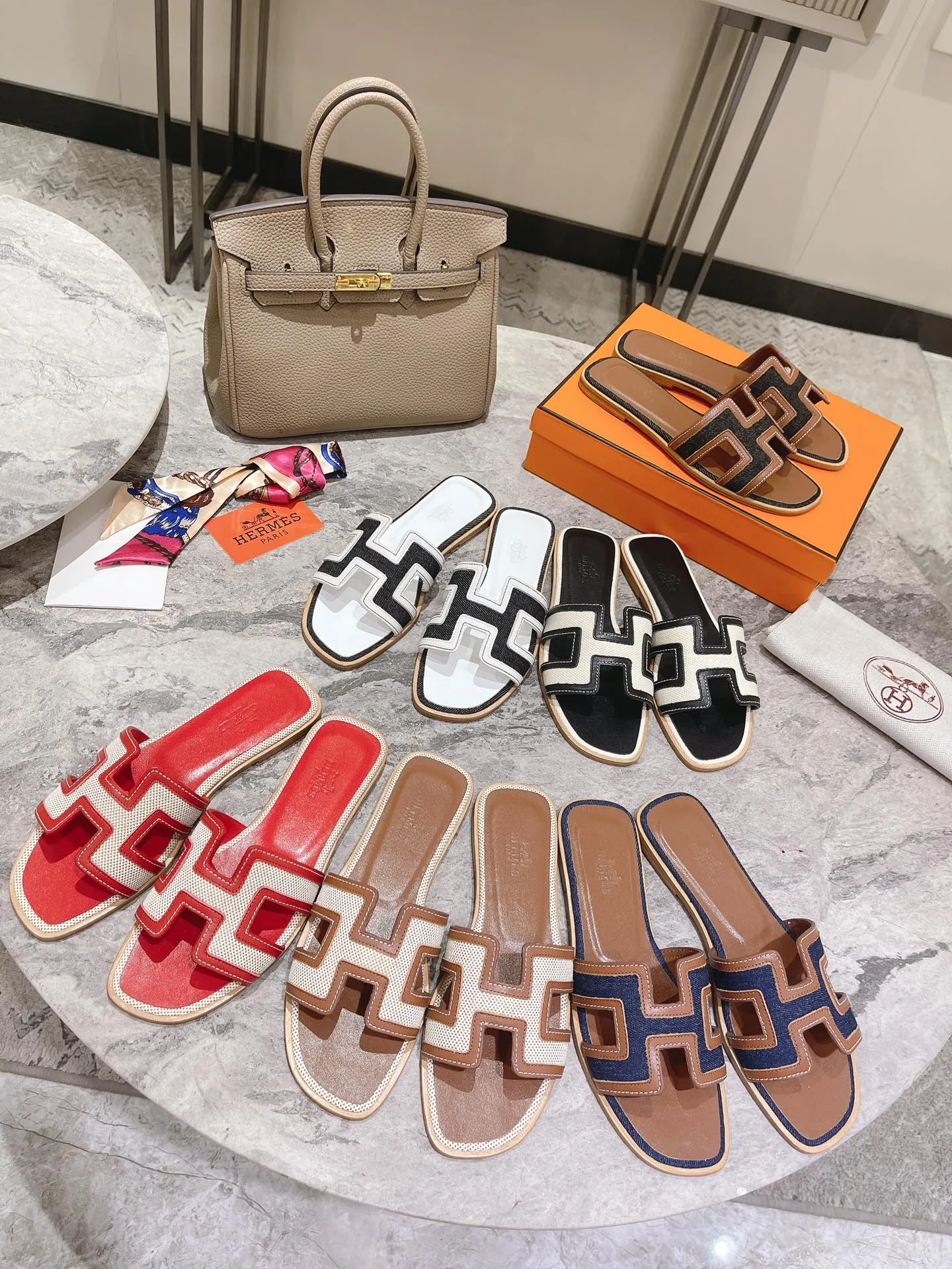 👟👟Ex-factory price 400👟👟 Genuine leather sole +50 New model for early spring, (high-end splicing and oil edge technology) newly revised version (Hermès), upgraded packaging, upgraded version and workmanship materials. Hermes®🔴The highest version of handmade shoes on the market✨✨ Top product Hermès slippers🐎 The new high-end fashion is the same as the original version, purely handmade by masters! ❥High-end customization, the highest version in the industry⚠❥Using: Hermers upper: Italian imported cowhide + original custom-grade Australian sheepskin feet + genuine leather outsole (pursuing top walking comfort) Hermes━━━━━ size: 35-40 (34.41.42 custom-made, non-returnable) Genuine leather sole Rubber sole